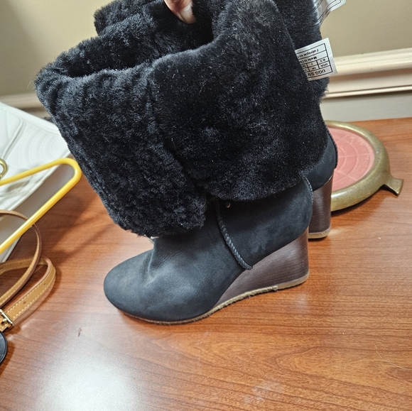 UGG AUSTRALIA JOSLYN 1941 SIZE US 8.5 BLACK SHEEPSKIN PLATFORM WEDGE BOOTS - Picture 4 of 11